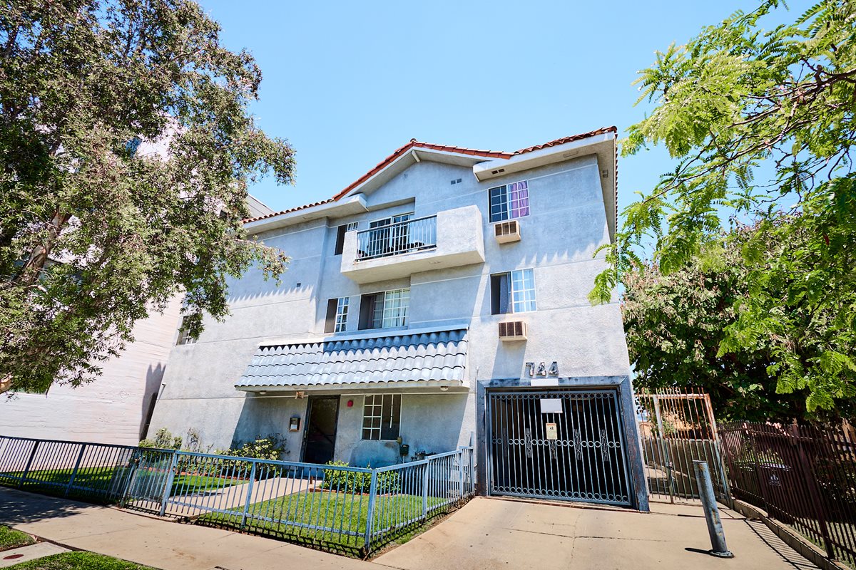 744 N Manhattan Pl Apartments